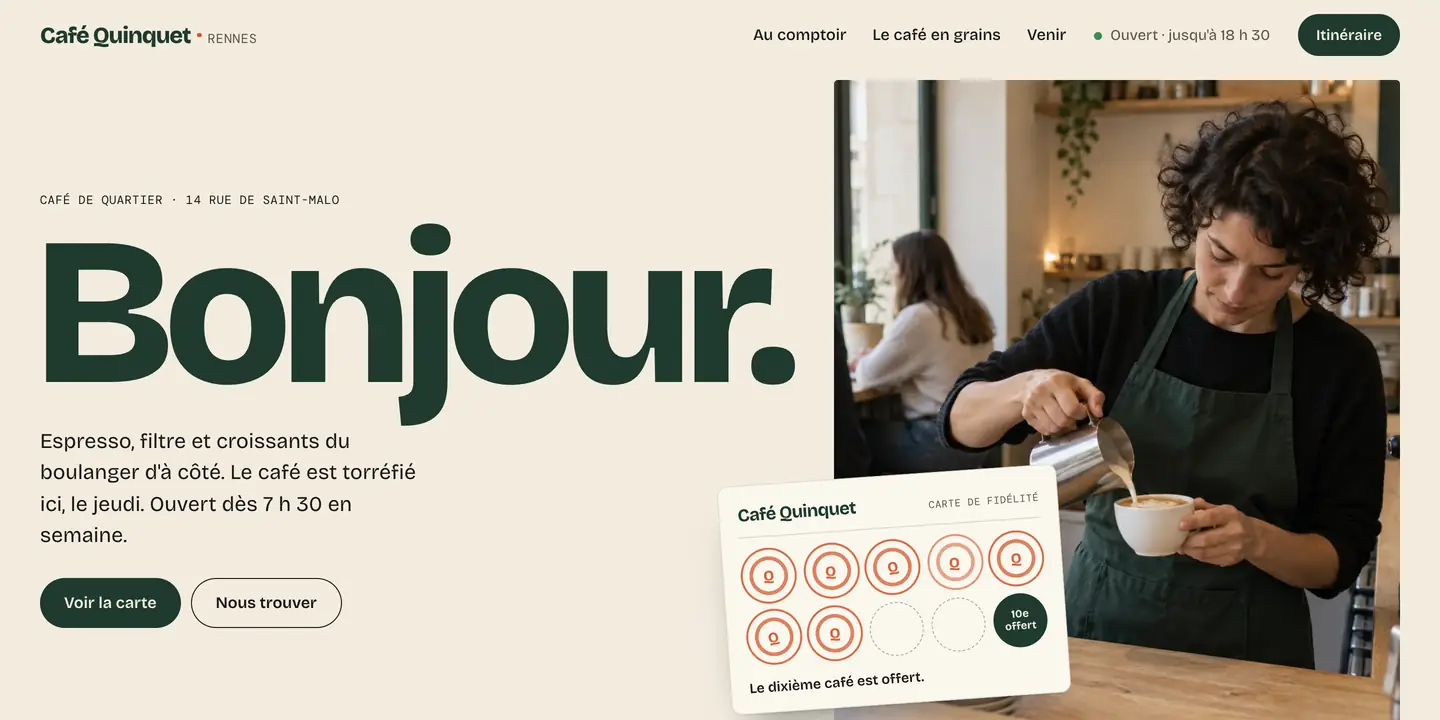Nouveau site du Café Quinquet : titre Bonjour., photo de la barista au comptoir, carte de fidélité tamponnée et bouton Voir la carte
