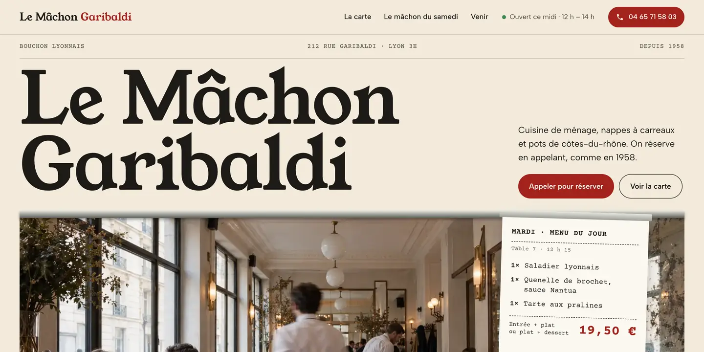 Nouveau site du Mâchon Garibaldi : nom en grand, photo de la salle un midi et ticket du menu du jour à 19,50 € accroché au rail, bouton Appeler pour réserver